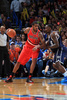 13-14NBA、オクラホマシティ・サンダー（Oklahoma City Thunder）対ポートランド・トレイルブレイザーズ（Portland Trail Blazers）。オクラホマシティ・サンダーのケンドリック・パーキンス（Kendrick Perkins、右）とマッチアップするポートランド・トレイルブレイザーズのラマーカス・オルドリッジ（LaMarcus Aldridge、2013年12月31日撮影）。(c)AFP/Getty Images/NBAE/Layne Murdoch