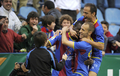 スペイン1部リーグ第14節、レバンテ（Levante）対スポルティング・デ・ヒホン（Real Sporting de Gijon）。ゴールを決め、チームメイトと歓喜するレバンテのアルーナ・コネ（Arouna Kone、右から3人目、2011年11月27日撮影）。(c)AFP/JOSE JORDAN