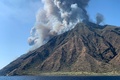 イタリア・シチリア島沖のストロンボリ島の火山噴火。ツイッターアカウント@mariocalabresi提供（2019年7月3日撮影）。(c)AFP PHOTO / @mariocalabresi / Mario CALABRES