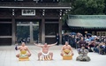 太刀持ちの旭天鵬（Kyokutenho、左）、露払いの魁聖（Kaisei、右から2人目）、行司（右手前）、呼出（右奥）とともに奉納土俵入りを披露する横綱白鵬（Hakuhou、2014年1月8日撮影）。(c)AFP/Toru YAMANAKA