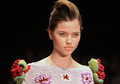 ブラジル・リオデジャネイロ（Rio de Janeiro）で開催された「リオ・ファッションウィーク（Rio Fashion Week）」で発表されたHomen de Barroの09/10年秋冬コレクション（2009年1月12日撮影）。（c）AFP/Vanderlei Almeida