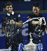 男子テニス、バルセロナ・オープン、シングルス決勝。シャンパンファイトで優勝を喜ぶ錦織圭（2015年4月26日撮影）。(c)AFP/JOSEP LAGO