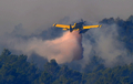 フランス国境に近いスペイン・カタルーニャ（Catalan）自治州Darniusで山火事の消火にあたる航空機（2012年7月23日撮影）。(c)AFP/LLUIS GENE