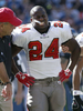 負傷しフィールドを後にするバッカニアーズのRBカーネル・ウィリアムズ（%%Carnell Williams%%）。(c)AFP/Getty Images Otto Greule Jr
