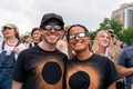 米テキサス州オースティンで皆既日食を見に集まった人々（2024年4月8日撮影）。(c)SUZANNE CORDEIRO / AFP