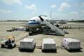 ヤンゴン国際空港に到着した中国の救援物資（2025年4月22日撮影）。(c)Xinhua News