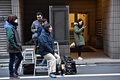 東京都内にあるカルロス・ゴーン被告の弁護人の事務所前に集まった報道関係者ら（2019年12月31日撮影）。(c)Kazuhiro NOGI / AFP