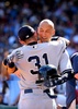 14MLB、ボストン・レッドソックス（Boston Red Sox）対ニューヨーク・ヤンキース（New York Yankees）。現役最後の打席を終え、イチロー（Ichiro Suzuki、手前）と抱き合うニューヨーク・ヤンキースのデレク・ジーター（Derek Jeter、2014年9月28日撮影）。(c)AFP/Getty Images/Al Bello