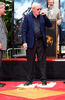 米カリフォルニア（California）州ハリウッド（Hollywood）にあるグローマンズ・チャイニーズ・シアター（Grauman&apos;s Chinese Theatre）で手形を刻むセレモニーに出席する俳優のマイケル・ケイン（Michael Caine、2008年7月11日撮影）。(c)AFP/Getty Images/Alberto E. Rodriguez