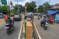 豪雨による洪水に見舞われたインドネシアの首都ジャカルタで、乾かすため道路の中央分離帯に並べられた家具（2020年1月3日撮影）。(c)BAY ISMOYO / AFP