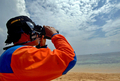 2007年12月4日、インドネシア・バリ（Bali）島のヌサドゥア（Nusa Dua）で、国連気候変動枠組み条約（UNFCCC）締結国会議（COP13）の会場周辺の海岸を警備する同国海兵隊の警察官。(c)AFP/Sonny TUMBELAKA