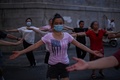 中国・湖北省武漢の長江近くで、ダンスをする人々（2020年8月4日撮影）。(c)Hector RETAMAL / AFP