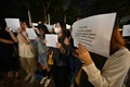 香港中文大学で、北京での新型コロナウイルス規制に対する抗議デモに連帯を示す生（2022年11月28日撮影）。(c)Peter PARKS / AFP