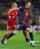 サッカー欧州チャンピオンズリーグ（UEFA Champions League 2012-13）は1日、準決勝第2戦が行われ、バイエルン・ミュンヘン（Bayern Munich）が3-0でFCバルセロナ（FC Barcelona）に勝利し、2試合合計スコア7-0で4年間で3度目となる決勝に進出した。

バイエルン・ミュンヘンのアリエン・ロッベン（Arjen Robben）とボールを競るFCバルセロナのアンドレス・イニエスタ（Andres Iniesta、2013年5月1日撮影）。(c)AFP/LLUIS GENE