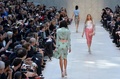 英ロンドン市内で発表された「バーバリー プローサム（BURBERRY PRORSUM）」14年春夏コレクション（2013年9月16日撮影）。(c)AFP/BEN STANSALL