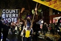 米ワシントン州シアトルで、すべての票を数えるよう訴える抗議デモ参加者（2020年11月4日撮影）。(c)Jason Redmond / AFP