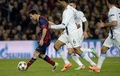 サッカー欧州チャンピオンズリーグ2013-14（UEFA Champions League 2013-14）決勝トーナメント1回戦第2戦、FCバルセロナ（FC Barcelona）対マンチェスター・シティ（Manchester City）。得点を決めるFCバルセロナのリオネル・メッシ（Lionel Messi、左、2014年3月12日撮影）。(c)AFP/LLUIS GENE