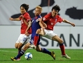 サッカー国際親善試合、韓国対日本。韓国の朴主永（Park Chu-Young、パク・チュヨン、左）と趙容亨（Cho Yong-Hyung、チョ・ヨンヒョン、右）に囲まれる日本の本田圭佑（Keisuke Honda、中央）。（2010年10月12日撮影）(c)AFP/JUNG YEON-JE