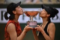 全仏オープンテニス、女子ダブルス決勝。トロフィーにキスする謝淑薇（右）/王欣瑜組（2023年6月11日撮影）。(c)JULIEN DE ROSA / AFP