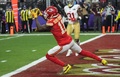 23NFL、第58回スーパーボウル、カンザスシティ・チーフス対サンフランシスコ・フォーティナイナーズ。タッチダウンを決めるカンザスシティ・チーフスのマルケス・バルデススキャントリング（2024年2月11日撮影）。(c)TIMOTHY A. CLARY / AFP