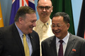 シンガポールでの東南アジア諸国連合（ASEAN）関連会合で、集合写真の撮影を前に言葉を交わすマイク・ポンペオ米国務長官（左）と北朝鮮の李容浩外相（右、2018年8月4日撮影）。(c)AFP PHOTO / MOHD RASFAN