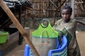 モザンビーク北部のペンバで、家財の横に立つ少女（2019年4月29日撮影）。(c)EMIDIO JOZINE / AFP