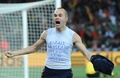 2010年サッカーW杯南アフリカ大会決勝、オランダ対スペイン。得点を決めて歓喜するスペインのアンドレス・イニエスタ（2010年7月11日撮影）。(c) Gabriel BOUYS / AFP