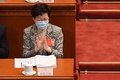中国・北京の人民大会堂で開幕した全国人民代表大会（全人代、国会に相当）に出席した香港の林鄭月娥（キャリー・ラム）行政長官（2020年5月22日撮影）。(c)Leo RAMIREZ / AFP