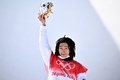 北京冬季五輪、スノーボード男子ハーフパイプ決勝。金メダルを獲得し、表彰式に臨む平野歩夢（2022年2月11日撮影）。(c)Marco BERTORELLO / AFP