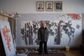 北朝鮮の首都平壌にある美術工房、万寿台創作社で働く芸術家。(c)AFP/Ed Jones 