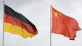 ドイツと中国の国旗（2009年10月12日撮影、資料写真）。(c)JOHN MACDOUGALL / AFP