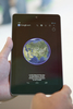 米サンフランシスコ（San Francisco）での開発者イベント「Google I/O」で、発表されたばかりのタブレット端末「Nexus 7」を見せるグーグル（Google）のスタッフ（2012年6月27日撮影）。(c)AFP/Kimihiro Hoshino