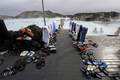 写真はアイスランドの首都レイキャビク（Reykjavik）郊外にある温泉｢ブルーラグーン（Blue Lagoon）｣湖畔に観光客らが脱ぎ置いた衣類や靴。ブルーラグーンは水の色が青と緑であることから、この名で呼ばれている。健康効果もうたわれている（2009年4月26日撮影）。(c)AFP/OLIVIER MORIN