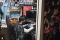 横浜の自宅でVチューバー、大神ミオの絵を描くカズミさん（2022年3月12日撮影）。(c)Charly TRIBALLEAU / AFP
