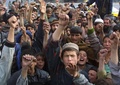 街からのタリバンの放逐を祝うカブール住民たち（2001年11月13日撮影）。(c)AFP/Alexander Nemenov