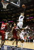 08-09NBA東カンファレンスプレーオフ1回戦、アトランタ・ホークス（%%Atlanta Hawks%%）対マイアミ・ヒート（%%Miami Heat%%）第7戦。試合はジョー・ジョンソン（%%Joe Johnson%%）が27得点を記録し、ホークスが91-78で勝利し、対戦戦績を4勝3敗として同準決勝へ進んだ。ホークスは準決勝でレブロン・ジェームズ（%%LeBron James%%）率いるクリーブランド・キャバリアーズ（%%Cleveland Cavaliers%%）と対戦する。写真はダンクシュートに跳ぶホークスのジョシュ・スミス（%%Josh Smith%%、右）。（2009年5月3日撮影）(c)AFP/Getty Images/Doug Benc