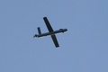 イスラエル北部上空を飛行するヒズボラの無人航空機。イスラエル北部で撮影（2024年8月25日撮影）。(c)Jalaa MAREY / AFP