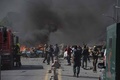 アフガニスタン首都カブールで、自動車爆弾による爆発事件の現場に到着した治安部隊ら（2017年5月31日撮影）。(c)AFP/Shah Marai