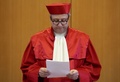 独カールスルーエにある連邦憲法裁判所で、判決を読み上げるアンドレアス・フォスクーレ長官（2017年1月17日撮影）。(c)AFP/KAI PFAFFENBACH