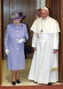 バチカンを訪問し、ローマ・カトリック教会のフランシスコ（Francis）法王（右）と会談するエリザベス英女王（Queen Elizabeth II、2014年4月3日撮影）。(c)AFP/STEFANO RELLANDINI