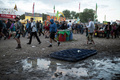 英イングランド南西部サマセットで2019年に開催された野外音楽祭「グラストンベリー・フェスティバル」の会場を歩く観客ら（2019年6月30日撮影、資料写真）。(c)Oli SCARFF / AFP 