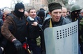 ウクライナ東部ゴルロフカ（Gorlivka）の警察署を襲撃し、警察署長を拘束する親ロシア派の活動家ら（2014年4月14日撮影）。(c)AFP/ALEXEY KRAVTSOV
