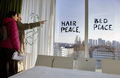 オランダの首都アムステルダム（Amsterdam）にあるヒルトンホテル（Hilton Hotel）で、ジョン・レノン（John Lennon）とオノ・ヨーコ（Yoko Ono）夫妻が平和活動「ベッド・イン」を行った部屋。21日から29日まで一般公開されている。（2009年3月21日撮影）(c)AFP/ANP/ADE JOHNSON