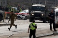 イスラエル人のグループに車で突っ込んだパレスチナ人が射殺された、パレスチナ自治区ヨルダン川西岸のナブルスの南の交差点に集まったイスラエルの治安部隊員ら（2015年11月8日撮影）。(c)AFP/JAAFAR ASHTIYEH