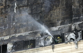 2008年1月25日、米ラスベガス（Las Vegas）で、火事で上層階が焼け焦げたモンテカルロ・リゾート・アンド・カジノ（Monte Carlo Resort ＆ Casino）。(c)AFP/Getty Images/Ethan Miller