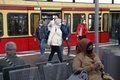 ドイツ首都ベルリンで、マスクを着けた列車の利用客（2020年4月27日撮影）。(c)Odd ANDERSEN / AFP