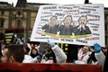 仏パリで待遇改善を要求する科学捜査官らが行ったデモで、クリストフ・カスタネール内相の風刺画を掲げる参加者（2020年1月15日撮影）。(c)STEPHANE DE SAKUTIN / AFP