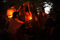 シンガポールで30日、ヒンズー教の大祭タイプーサム（Thaipusam）が行われた。ムルガ（Muruga）神をあがめるこの祭りは、 タミル暦のタイ（Thai）の月の満月の日に行われる。信者らは「カバディ（Kavadi）」と呼ばれる御輿（みこし）を鉄串などで自分の身体に固定して苦行の行進を行う。この祭りはマレーシアでも行われる。

写真は、夜明け前のマレーシア・クアラルンプール（Kuala Lumpur）のバトゥ洞窟（Batu cave）のヒンズー教寺院でタイプーサムの儀式を行うヒンズー教徒（2010年1月30日撮影）。(c)AFP/Saeed KHAN