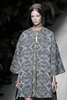 フランス・パリ市内で発表された「ヴァレンティノ（VALENTINO）」14年春夏コレクション（2013年10月1日撮影）。(c)AFP/PATRICK KOVARIK