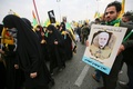 イラクの首都バグダッドで、イラン革命防衛隊のガセム・ソレイマニ司令官と人民動員隊のアブ・マフディ・ムハンディス副司令官の葬列に加わった、人民動員隊や親イラン派武装組織「神の党旅団（カタイブ・ヒズボラ）」の支持者ら（2020年1月4日撮影）。(c)AFP/Ahmad AL-RUBAYE